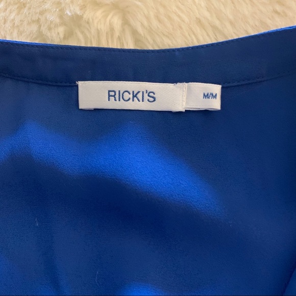 5/$25 Sleeveless V neck blouse - Picture 4 of 6